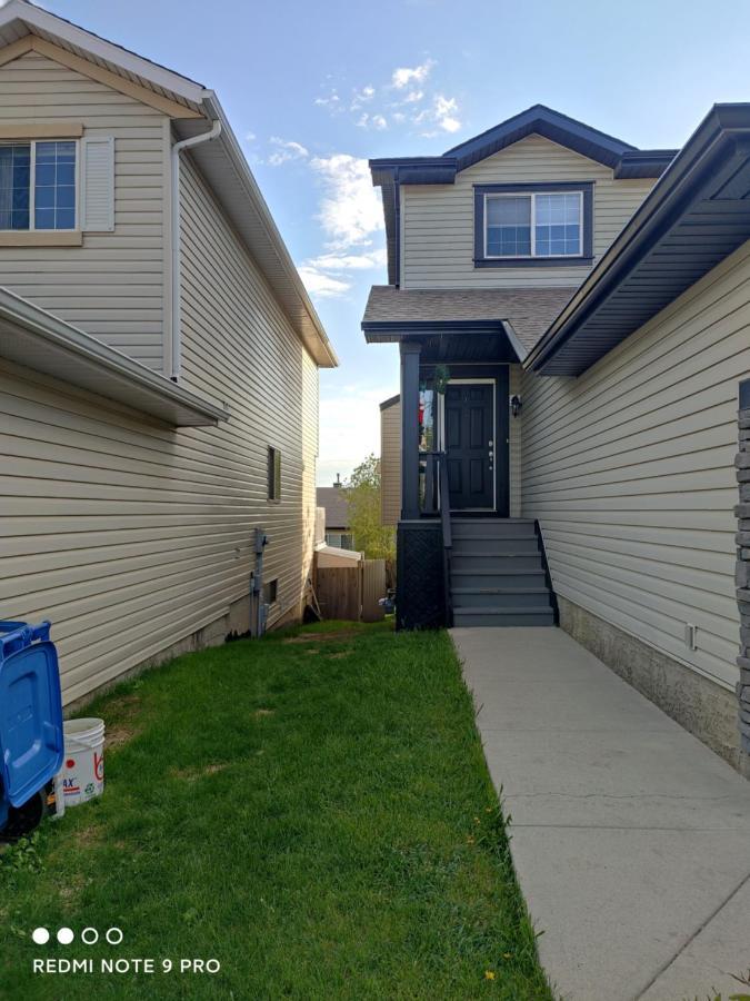 Lovely Home Calgary Extérieur photo