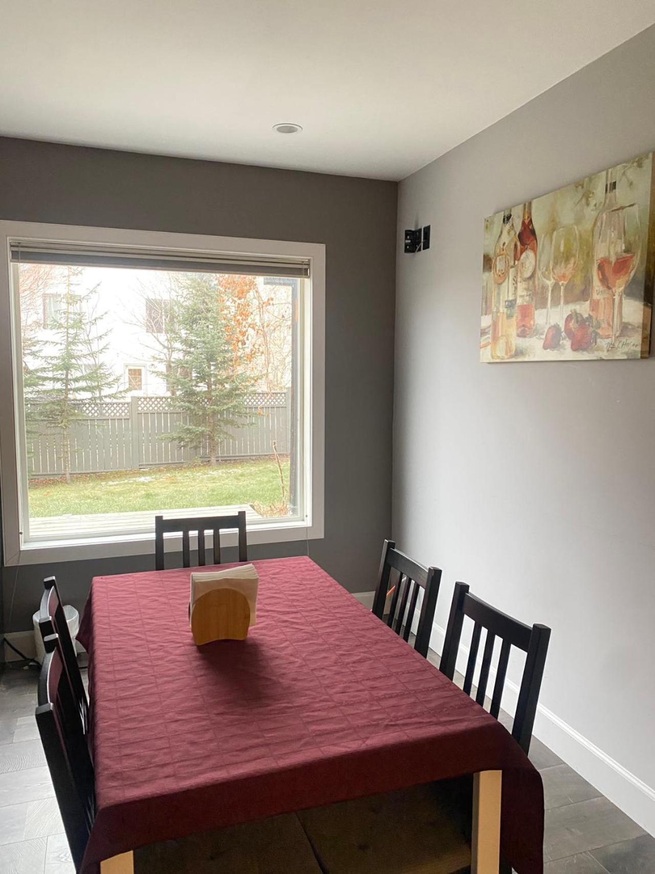 Lovely Home Calgary Extérieur photo
