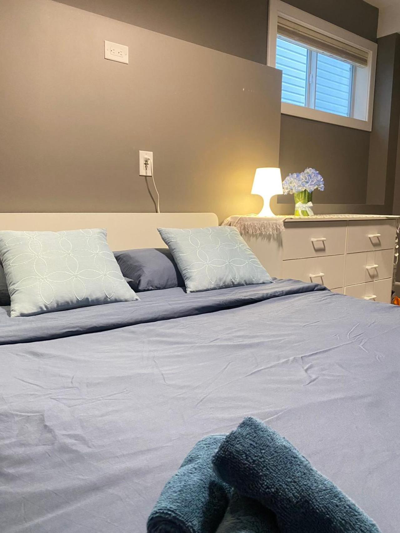 Lovely Home Calgary Extérieur photo